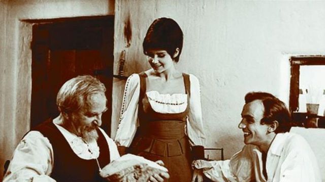 A beszélő köntös Backdrop