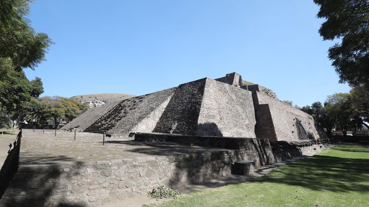 Lost Pyramids of the Aztecs Backdrop