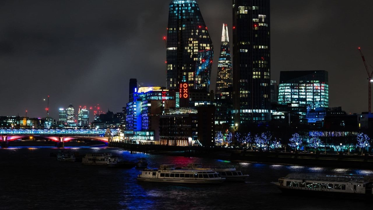 Thames At Night With Tony Robinson Backdrop