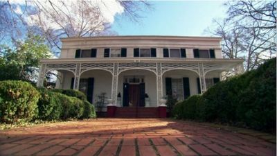 Season 17, Episode 11 Historic Home Discoveries