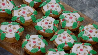 Season 07, Episode 01 The Great Christmas Baking Show