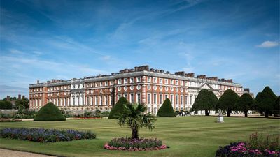 Season 03, Episode 02 Hampton Court Palace