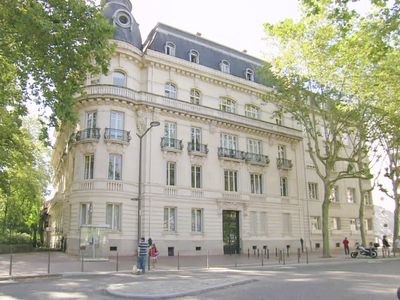 Season 44, Episode 13 Love Settles in Lyon
