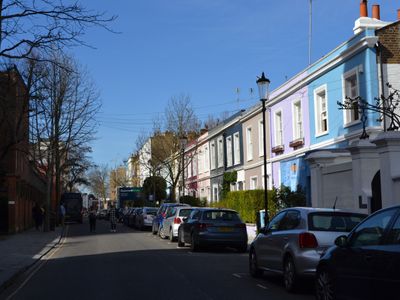 Season 109, Episode 12 Quirky or Close to London
