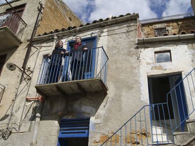 Season 39, Episode 13 Closer to Family in Sicily