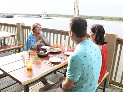 Season 23, Episode 10 Visitors Become Buyers on the Bolivar Peninsula